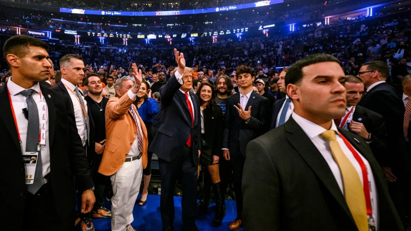 特朗普现身NBA总决赛纽约主场，体育赛事折射城市政治与公共安全压力