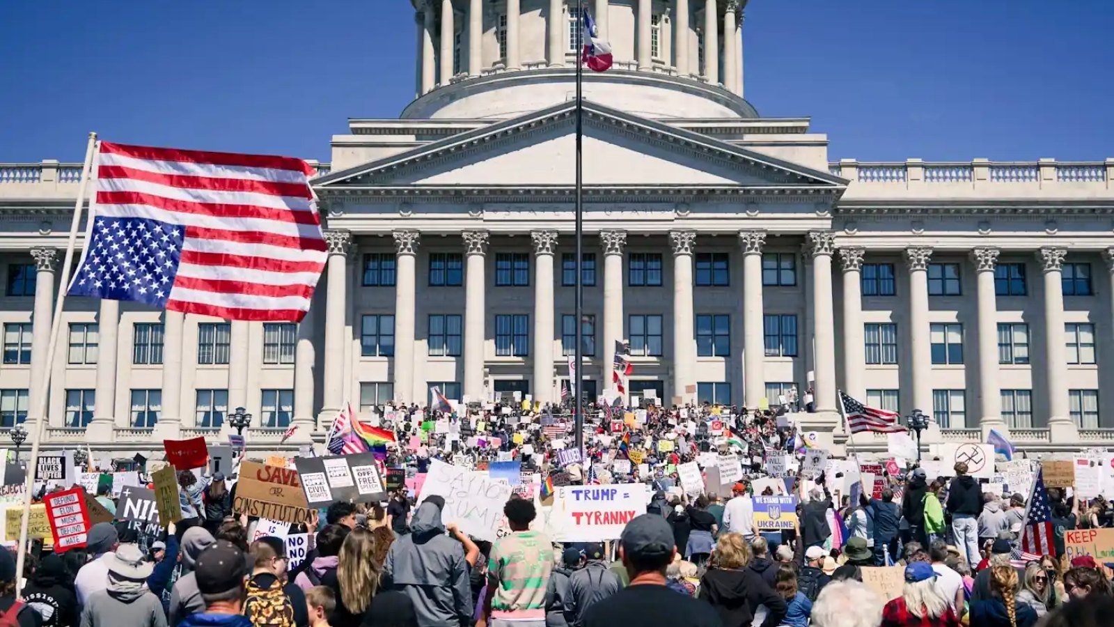 美国中期选举进入倒计时 民主党民调暂时领先但两党信任均承压