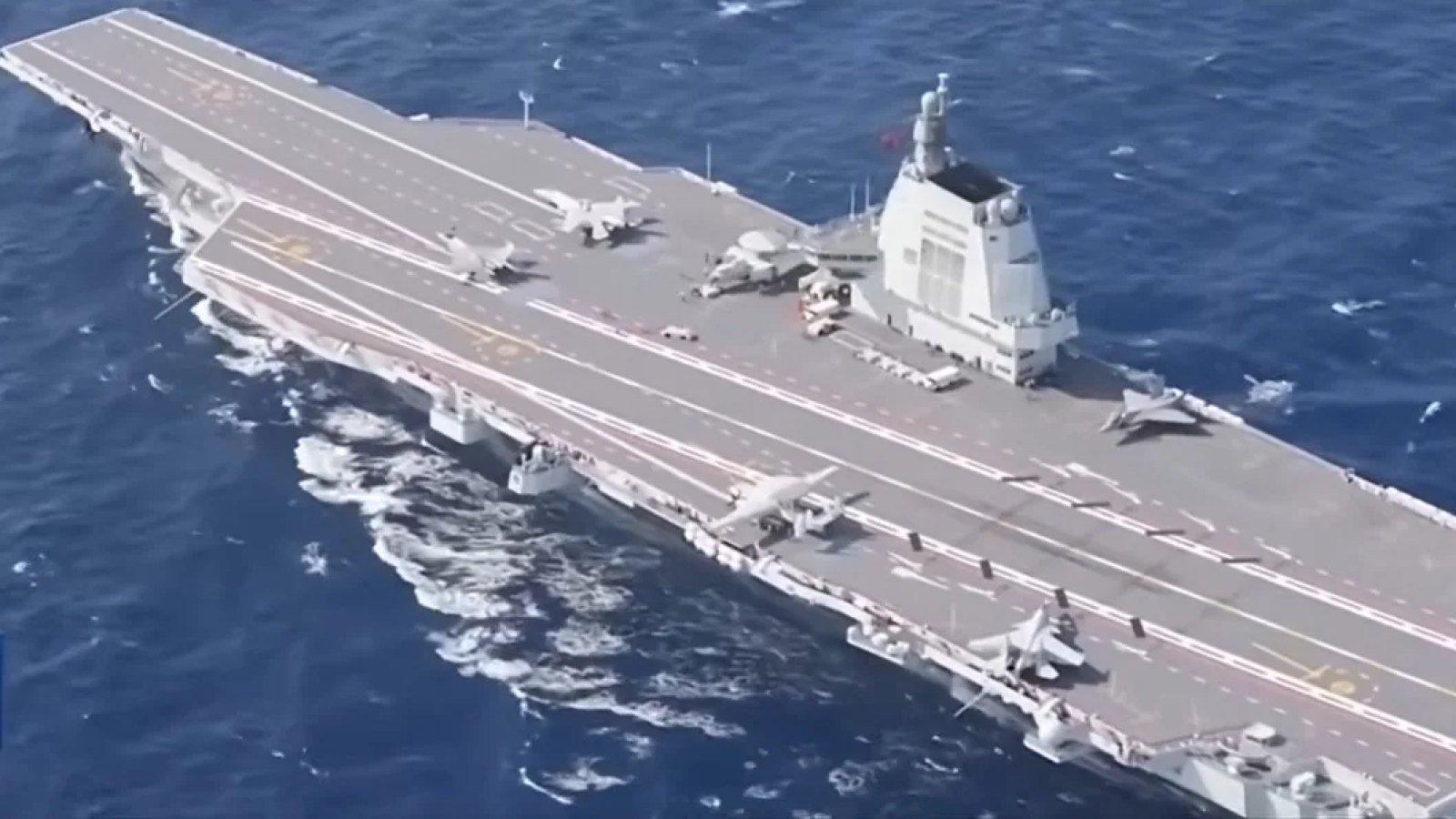 中国航母福建舰通过台湾海峡，台湾称已掌握动态并应对