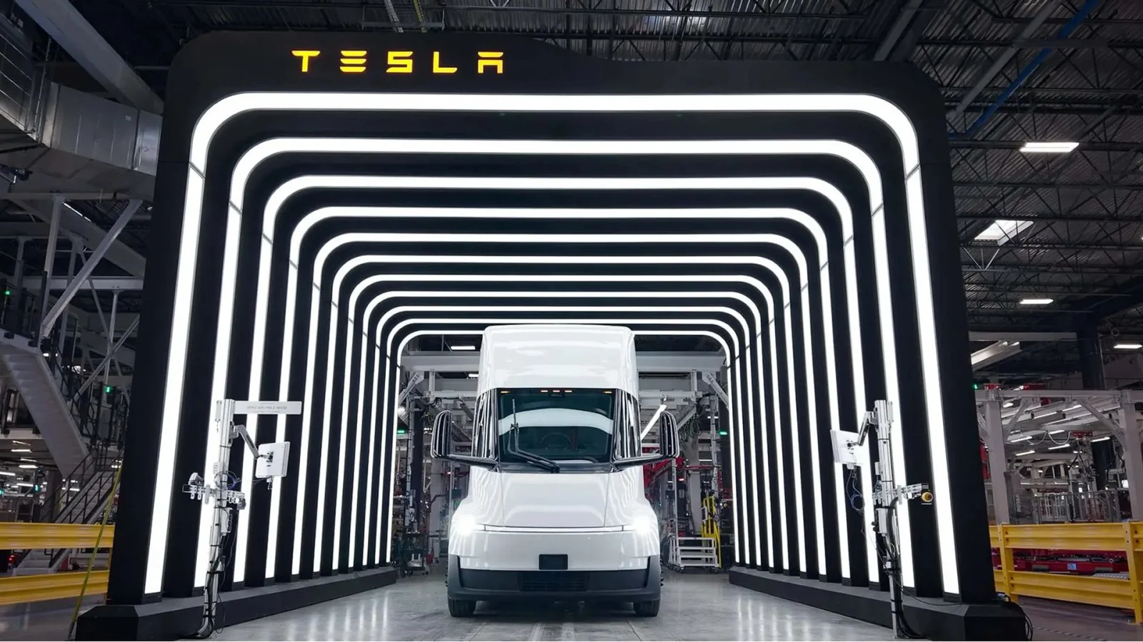 迟到七年后,Tesla Semi终于进入规模生产