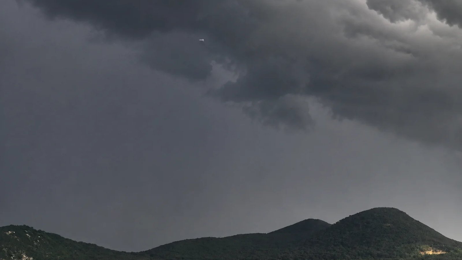 休伦湖拦截影像引爆外星生命讨论:美国UAP档案公开后,多方观点分歧扩大